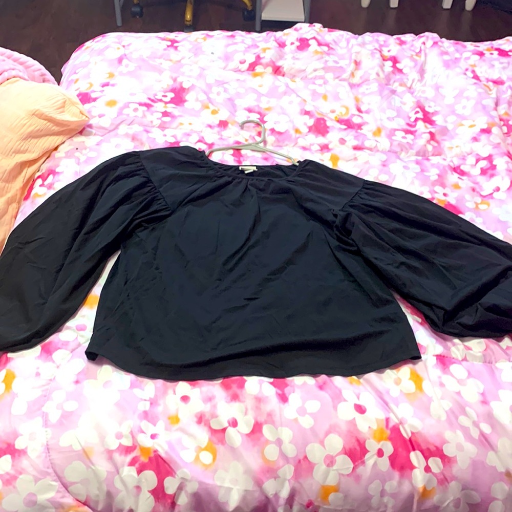 A cute puff sleeved blouse! In size S